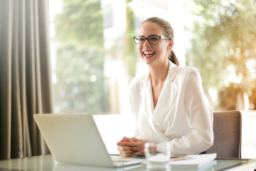 Collaboratrice détendue au travail